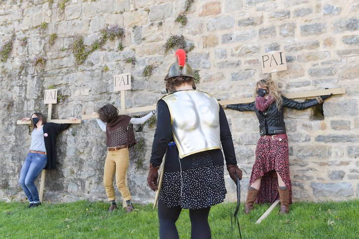 Un momento del vía crucis representado en Iruñea. (Idoia ZABALETA/FOKU)