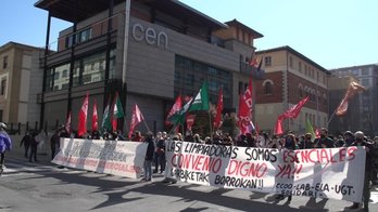 Movilización celebrada este miércoles por el sector de limpieza ante la CEN. NAIZ