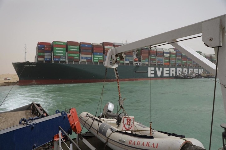 Fotografía tomada del comunicado de la Autoridad del Canal de Suez sobre las maniobras para liberar al carguero Ever Given. (AFP)