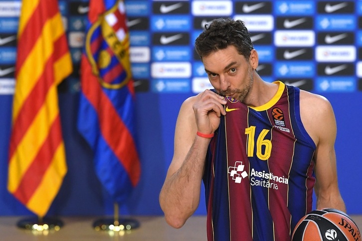Pau Gasol, durante su presentación con la camiseta del Barça. (Lluís GENÉ / AFP PHOTO)