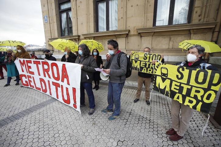 Satorralaia bizilagunen mugimenduaren elkarretaratzea udalbatzan metroaz eztabaidatzen zen bitartean. (Maialen ANDRES/FOKU)