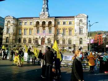 Concentración de Ongi Etorri Errefuxiatuak frente al Ayuntamiento de Bilbo. 