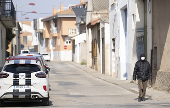 Un hombre camina por una calle de Milagro. (Jagoba MANTEROLA / FOKU)