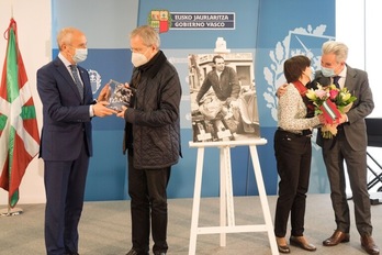 El homenaje en memoria de Javier Batarrita se ha celebrado en la sede del Instituto Gogora. (IREKIA)