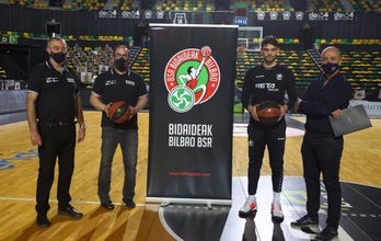 Foto de familia de los miembros de Bidaideak y Bilbao Basket después de sellar su convenio de colaboración. (GARA)