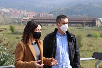 La senadora Idurre Bideguren y el edil Exabier Arrieta, en la comparecencia en los terrenos de la Baskonia.