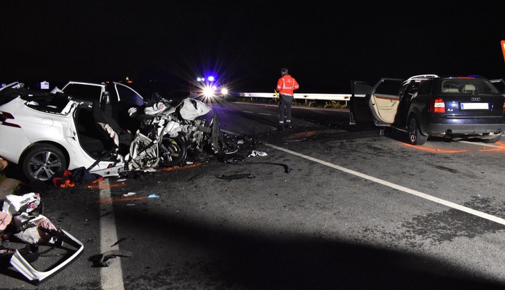 Uno de los coches siniestrados ha quedado destrozado. (Policía Foral)