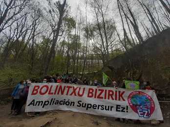 Los participantes en la marcha por Bolintxu. 