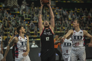 Baskonia y Bilbao Basket tienen objetivos distintos en sus respectivos encuentros de este domingo. (Aritz LOIOLA/FOKU)