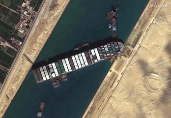 Remolcadores y dragas trabajan para desencallar el carguero Ever Given en el Canal de Suez. (AFP)