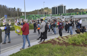 La marcha ha terminado a las puertas de la incineradora. (Idoia ZABALETA/FOKU)