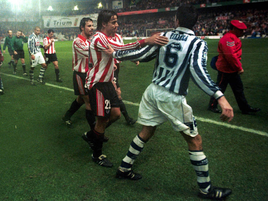 «Fair play»-a beti oso presente egonda jokalari zuri-gorri eta txuri-uridnen artean (1999-12-05). (Luis JAUREGIALTZO/FOKU)