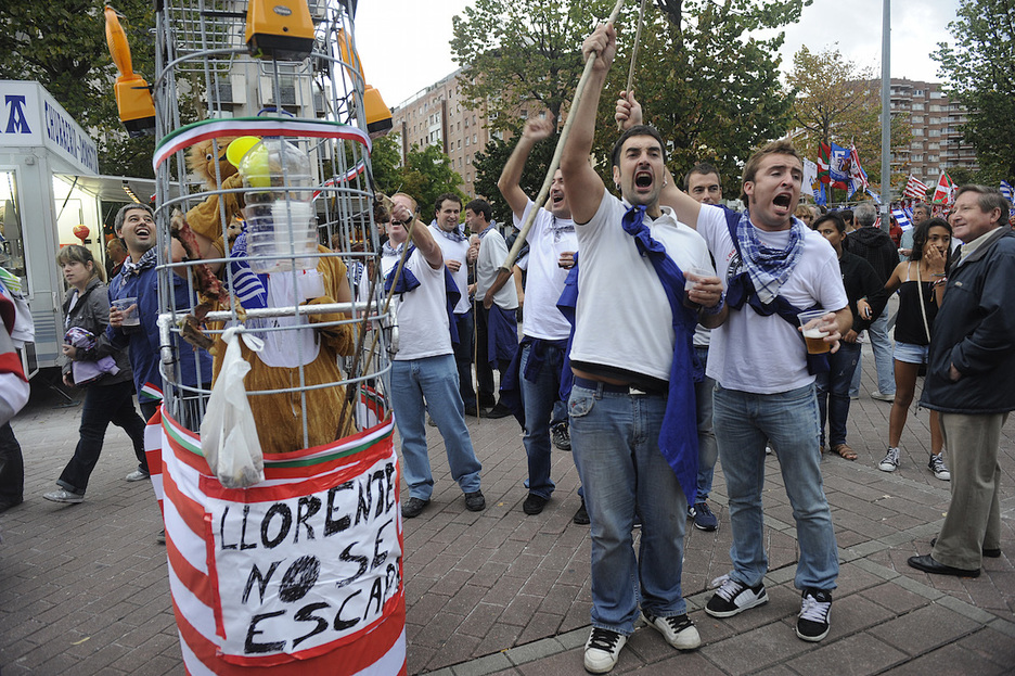 Zaleek umore onez ospatzen dituzte derbien atarikoak. Irudian, Fernando llorente zuri-gorri ohiarekin brometan (2012-09-29). (Jon URBE/FOKU)