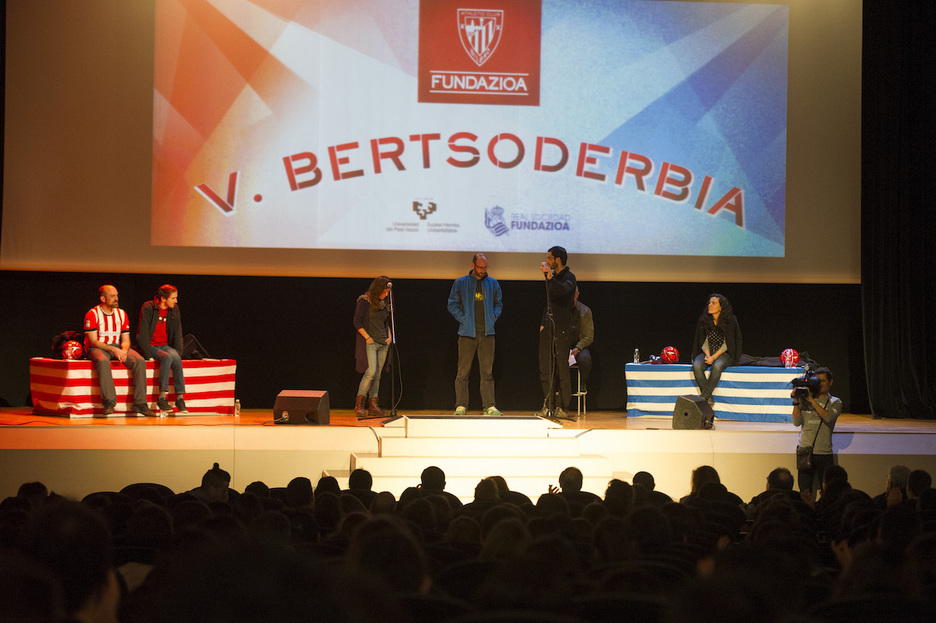 Bertsoderbiak 2012an hasi ziren egiten bi taldeen arteko lehiakortasun sanoa erakusteko asmoz. (Monika DEL VALLE/FOKU)