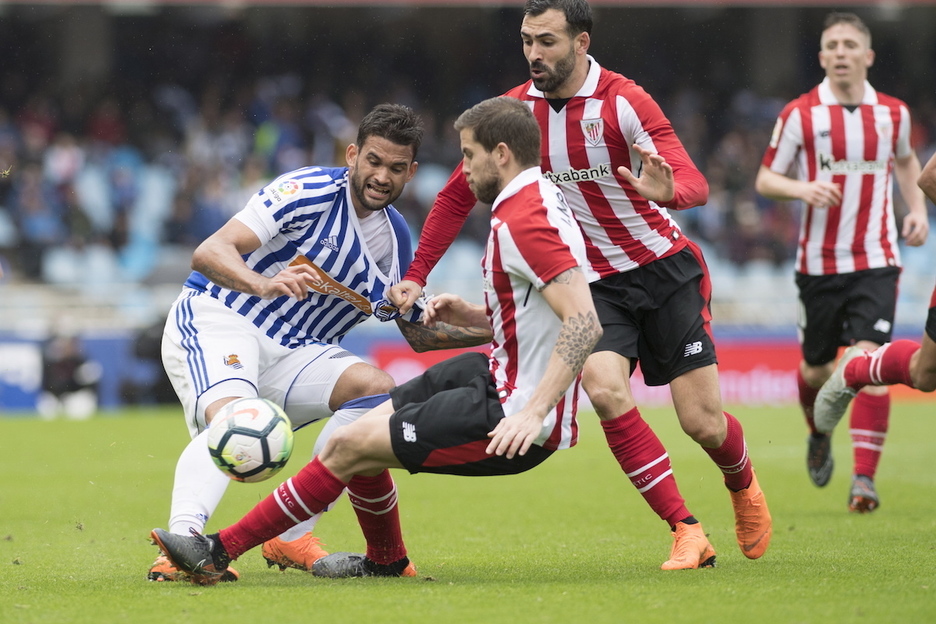 Polemika handia piztu zuen Donostian Iñigo Martinezek Athletixekin fitxatu zuenean. Irudoan, Ondarroako atzelaria bere taldekide ohien kontrako lehen derbian. (Juan Carlos RUIZ/FOKU)