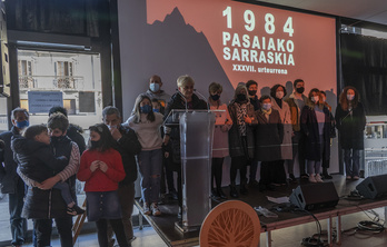 Arantxa Isart interviene en el acto con otros familiares de las víctimas de la emboscada. (Andoni CANELLADA/FOKU)