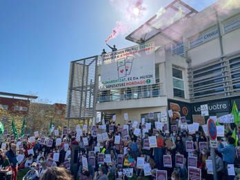 Bizi mugimenduak deitutako protesta jendetsua izan da.