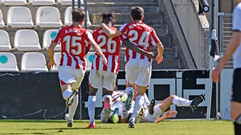 Los jugadores del Bilbao Athletic corren donde Tascón a celebrar el único gol ante el Real Unión. (ATHLETIC CLUB)