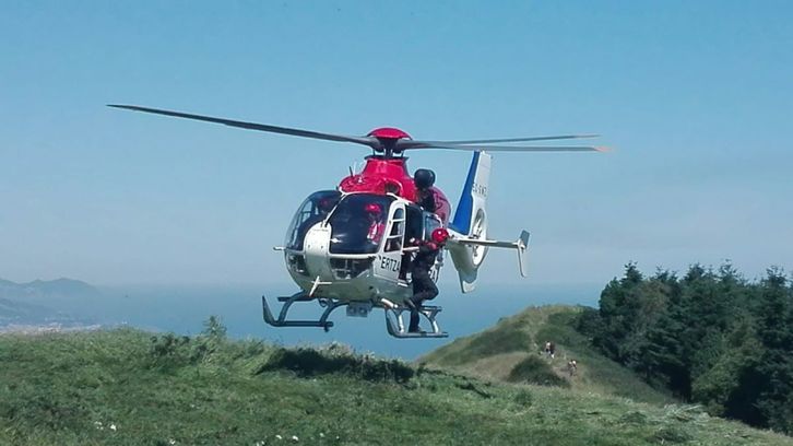 En el rescate ha participado un helicóptero de la Ertzaintza. (ERTZAINTZA)