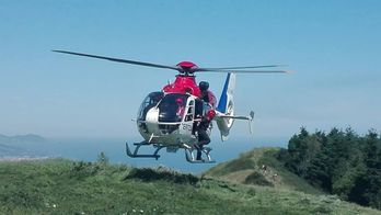 En el rescate ha participado un helicóptero de la Ertzaintza.