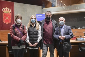 Representantes de GERNA que han acudido al Parlamento para explicar la situación de las miles de personas que sufren una enfermedad rara en Nafarroa. (Idoia ZABALETA/FOKU)