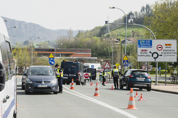 Policías franceses y españoles vigilan el paso, en ambos sentidos, de la muga, en Behobia. (Guillaume FAUVEAU)