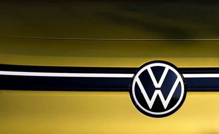 El logotipo de VW en el modelo eléctrico ID.4 SUV, en exhibición en la sede del fabricante alemán en Wolfsburg. (Ronny HARTMANN | AFP)