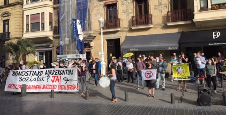 Concentración de protesta en el exterior del Ayuntamiento de Donostia. (NAIZ