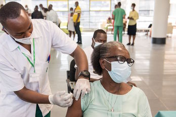 Campaña de vacunación contra el covid en Ruanda a través del Covax. (AFP)