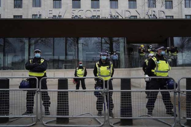Agentes de Scotland Yard. (Niklas HALLE'N / AFP)