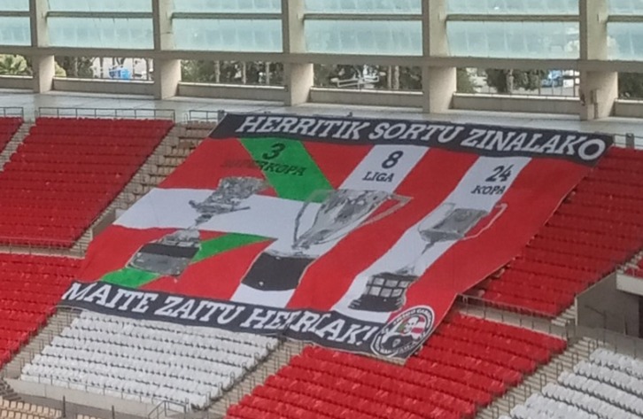 Pancarta de ICHH en el estadio de La Cartuja. (@laugaren)