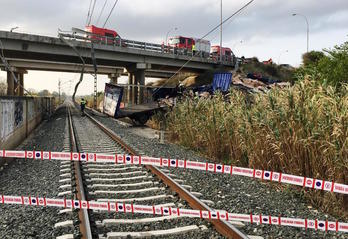 Las vías del tren han sido cortadas en Tafalla debido camión que se ve a la derecha, cuyo conductor ha fallecido. (FORUZAINGOA)