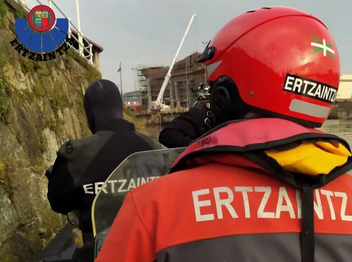 Agentes de la Ertzaintza rastrean la zona en la que se produjeron los hechos. (ERTZAINTZA)