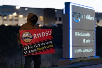 Sindicalistas han  permanecido ante la puerta del almacén de Amazon día y noche durante la campaña. (Elijah NOUVELAGE/AFP)