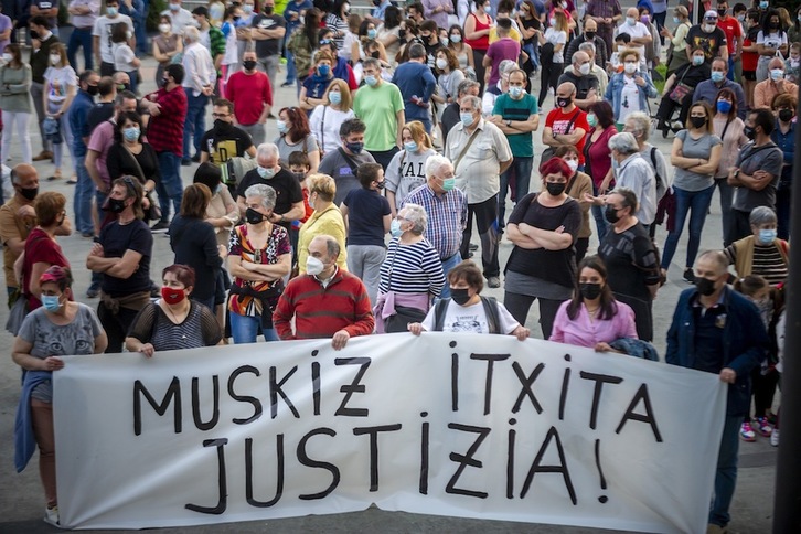 Protesta en Muskiz contra el cierre perimetral decretado a pesar de la bajada de la tasa de incidencia. (Jaikiz FONTANEDA/FOKU)