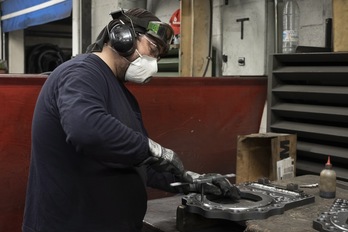 Trabajador de una empresa del metal. (Jon URBE/FOKU)