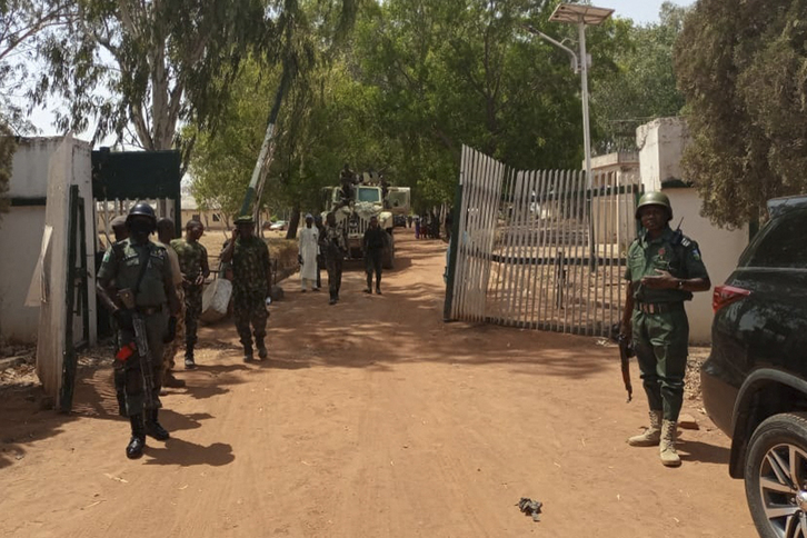 Soldados nigerianos a las puertas de una escuela que fue atacada. (BOSAN YAKUSAK/AFP)