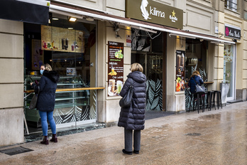 Personas en un comercio de Gasteiz. La capital alavesa ha superado las tasa de incidencia de 400. (Jaizki FONTANEDA / FOKU)