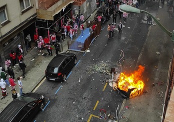 Imagen de la quema de contenedores en Bilbo en las hora previas a la disputa de la final de la Copa. (EUROPA PRESS)