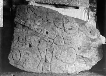 Losa de Saint-Bélec, hallada en Bretaña y considerada como el primer mapa en 3D de Europa. (INRS)