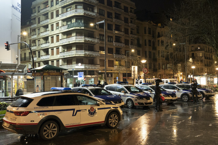 Ertzainak Donostiako erdigunean artxiboko irudi batean. (Gorka RUBIO/FOKU)