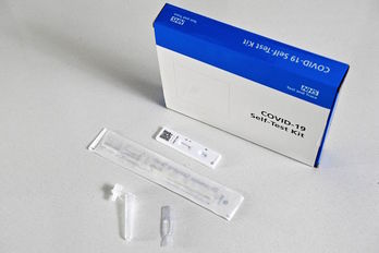 Kit para que cada persona se haga sus propios test para detectar el coronavirus. (BEN STANSALL / AFP)