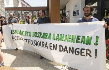 Euskarararen eta euskarazko hezkuntzaren aldeko protesta Donapaleun. (NAIZ)