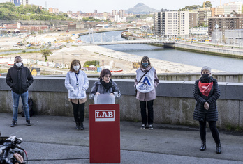 LABek enplegu, zerbitzu publiko, pentsio eta zaintza eredu desberdin baten alde borrokan ari diren langileekin batera egin du agerraldia Bilbon. (Marisol RAMIREZ/FOKU)