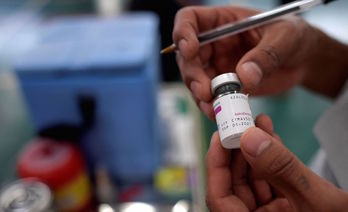 Un vial de la vacuna de Astrazeneca. (RAUL ARBOLEDA / AFP)
