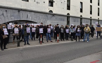 Protesta de las trabajadoras de limpiezas ante el Departamento de Educación. (LAB)