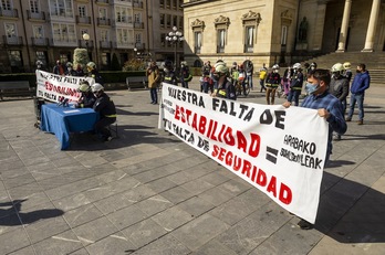 Concentración de bomberos de Araba ante la Diputación para denunciar la falta de personal en los parques. (Jaizki FONTANEDA/FOKU)