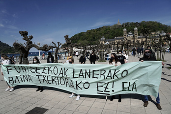 Concentración de cajeras en Donostia, frente a la delegación del Gobierno vasco. (Andoni CANELLADA/FOKU)