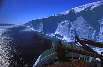 El borde de la plataforma de hielo Ekström en diciembre de 2002. (Hannes GROBE | Wikipedia)