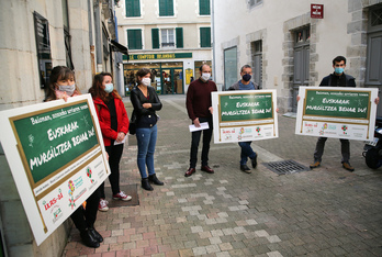 Euskal Konfederazioaren baitan jarduten duten hezkuntza sare ezberdinetako ordezkarien agerraldi bat, Baionan. (Bob EDME)